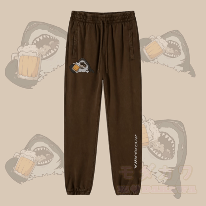 MODAKAWA Jogginghose mit Hai-Bier-Motiv im Vintage-Look - Braun - 2XL - image 4