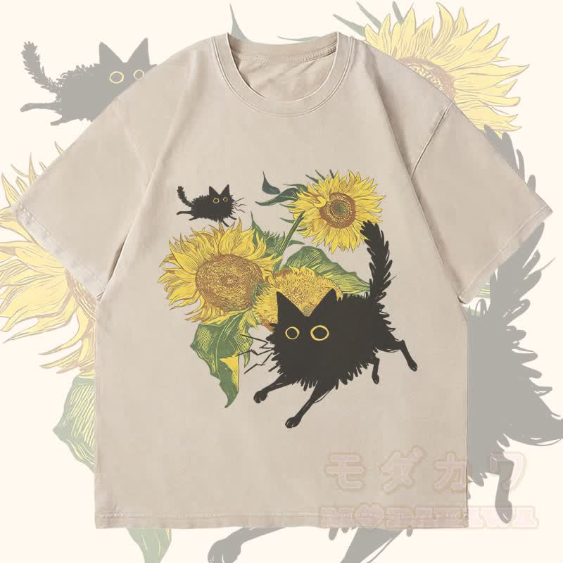 MODAKAWA Schwarze Katze und Sonnenblumen Grafik Unisex Vintage Washed T-Shirt - Beige - 4XL - image 2