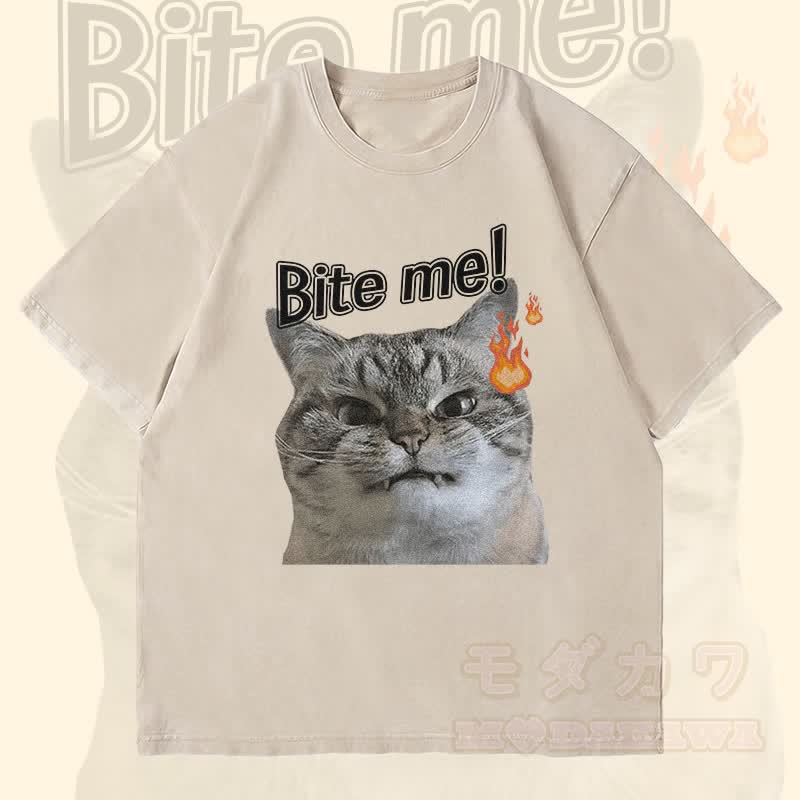 MODAKAWA BITE ME Wütende Katze Grafik Unisex Vintage Washed T-Shirt - Beige - 4XL - image 1