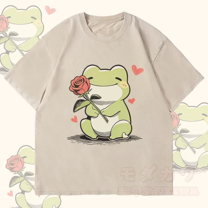 MODAKAWA Niedliches Frosch-mit-Rosen-Motiv Unisex Vintage Washed T-Shirt - Beige - 4XL - image 2