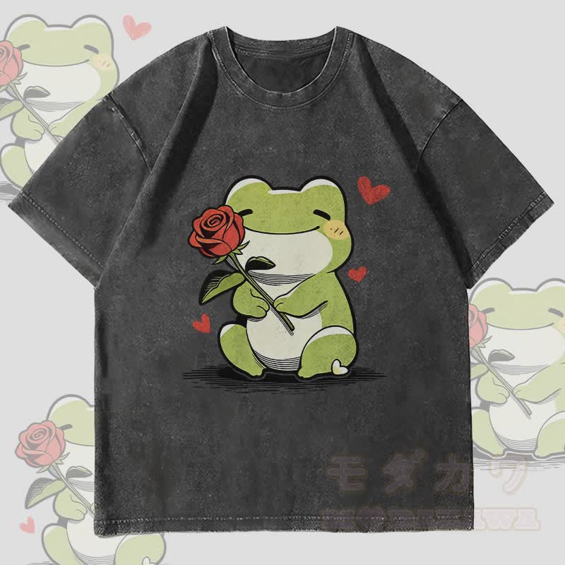 MODAKAWA Niedliches Frosch-mit-Rosen-Motiv Unisex Vintage Washed T-Shirt - Schwarz - 4XL - image 1