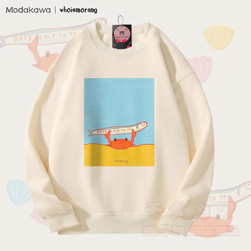 MODAKAWA X whoismorang VIEL GLÜCK FÜR DICH Krabbe hält einen Fisch Grafik Unisex Sweatshirt - Beige - 5XL - image 2