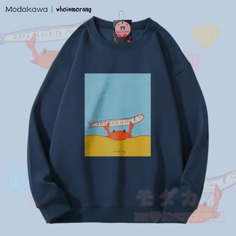MODAKAWA X whoismorang VIEL GLÜCK FÜR DICH Krabbe hält einen Fisch Grafik Unisex Sweatshirt - Staubiges Blau - 5XL - image 1