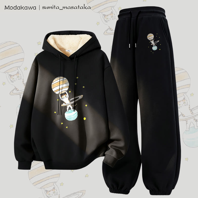 MODAKAWA X sumita_masataka Zweiteiliges Set mit Katzenmotiv „Saturn hebt Katze“ (Motiv) – Hoodie und Hose mit dickem Fleecefutter - Black - 5XL - image 4