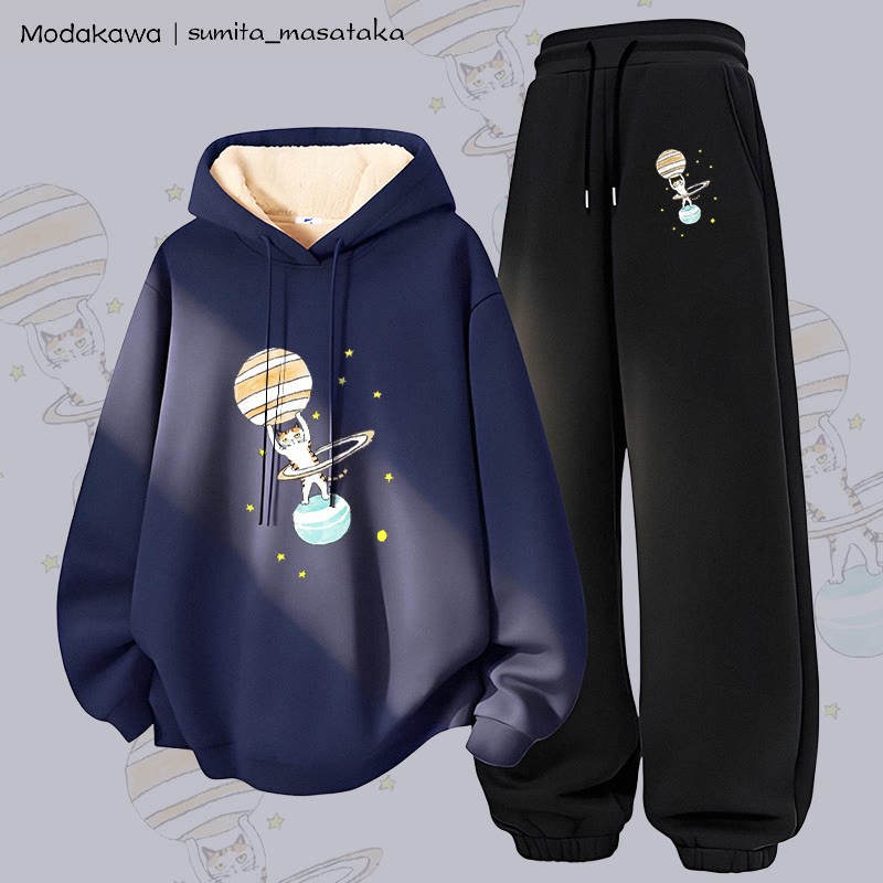 MODAKAWA X sumita_masataka Zweiteiliges Set mit Katzenmotiv „Saturn hebt Katze“ (Motiv) – Hoodie und Hose mit dickem Fleecefutter - Purplish Blue&Black - 5XL - image 1