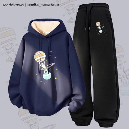 MODAKAWA X sumita_masataka Zweiteiliges Set mit Katzenmotiv „Saturn hebt Katze“ (Motiv) – Hoodie und Hose mit dickem Fleecefutter - Purplish Blue&Black - 5XL - image 1
