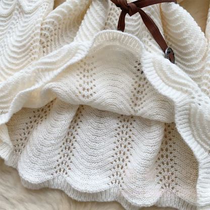 Strickpullover mit offener Spitze, karierter Rock, passendes Outfit - image 5