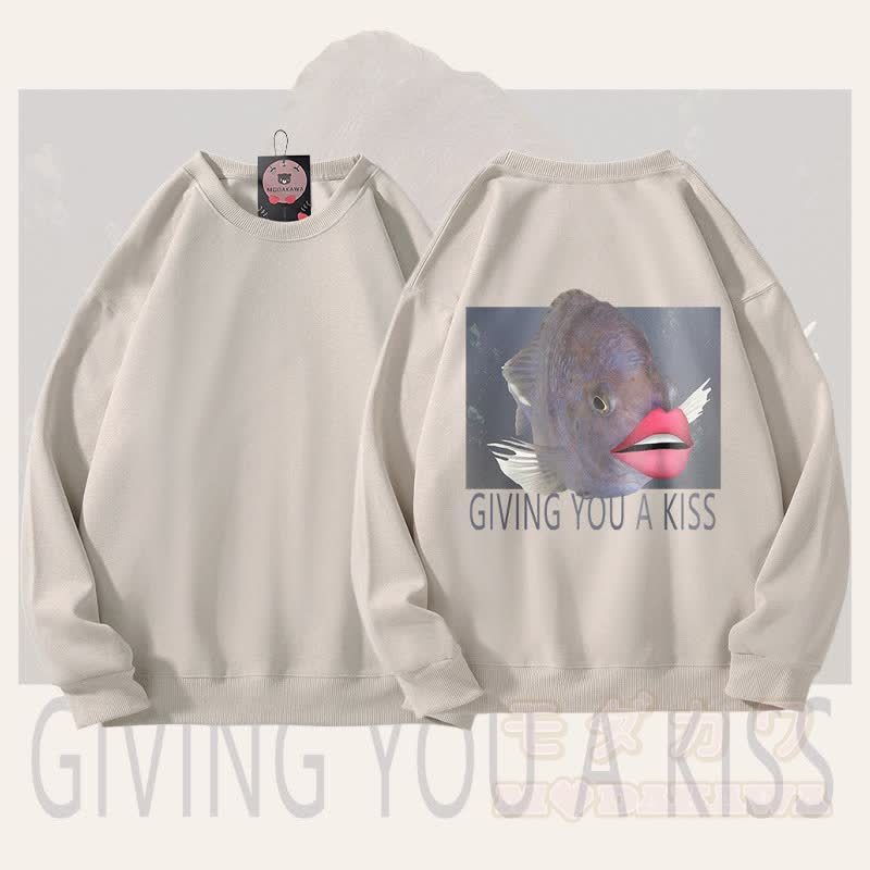 MODAKAWA GIVING YOU A KISS Goofy Fish Grafik Unisex Sweatshirt - Hellbeige - 5XL - image 1