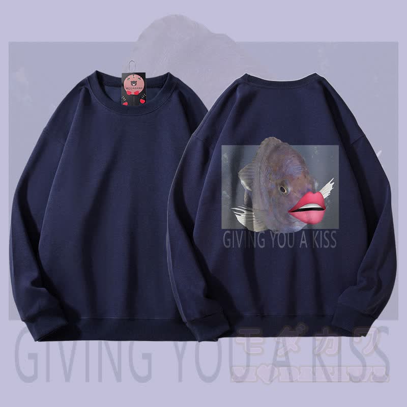 MODAKAWA GIVING YOU A KISS Goofy Fish Grafik Unisex Sweatshirt - Purpurblau - 5XL - image 2