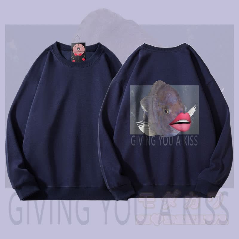 MODAKAWA GIVING YOU A KISS Goofy Fish Grafik Unisex Sweatshirt - Purpurblau - 5XL - image 2