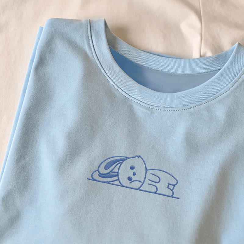 Modakawa-Baumwoll-T-Shirt mit besticktem liegenden Kaninchen - image 1