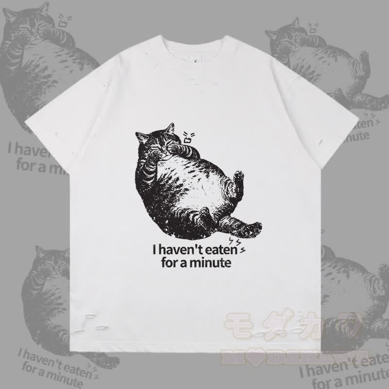Ich habe seit einer Minute nichts gegessen – Modakawa T-Shirt mit Katzenmotiv und Rissen - Weiß - 2XL - image 2