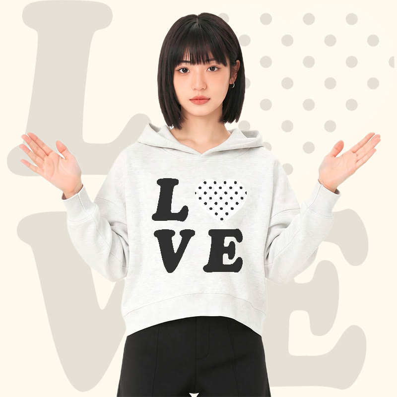 Modakawa Cropped Cotton Hoodie mit Polka-Dot-Herz-LOVE-Grafik - image 1