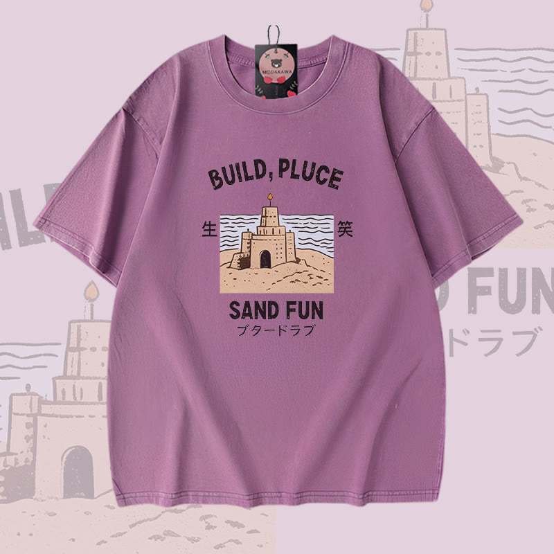 BUILD PLUCE SAND FUN Sandburg-Grafik Modakawa Vintage Washed 100% Baumwoll-T-Shirt - Purple - 5XL - image 1