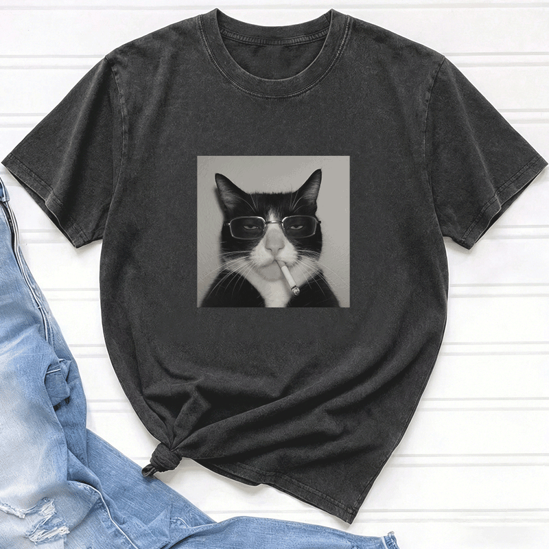 Modakawa Unisex Vintage Washed T-Shirt mit Raucherbrillen-Katzenmotiv - image 1