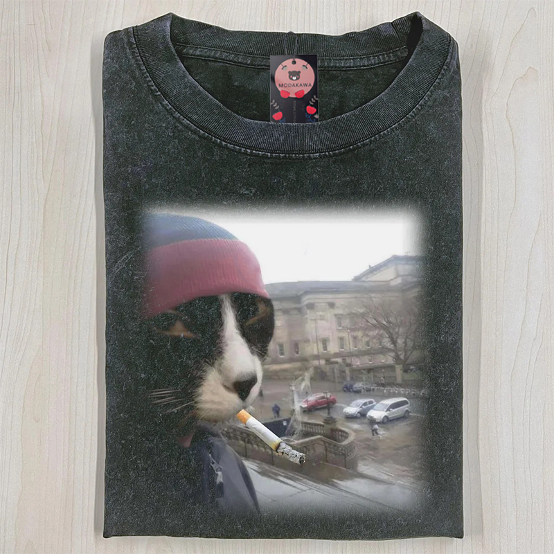 Modakawa Unisex Vintage Washed T-Shirt mit Straßenrauchkatzen-Motiv - image 1