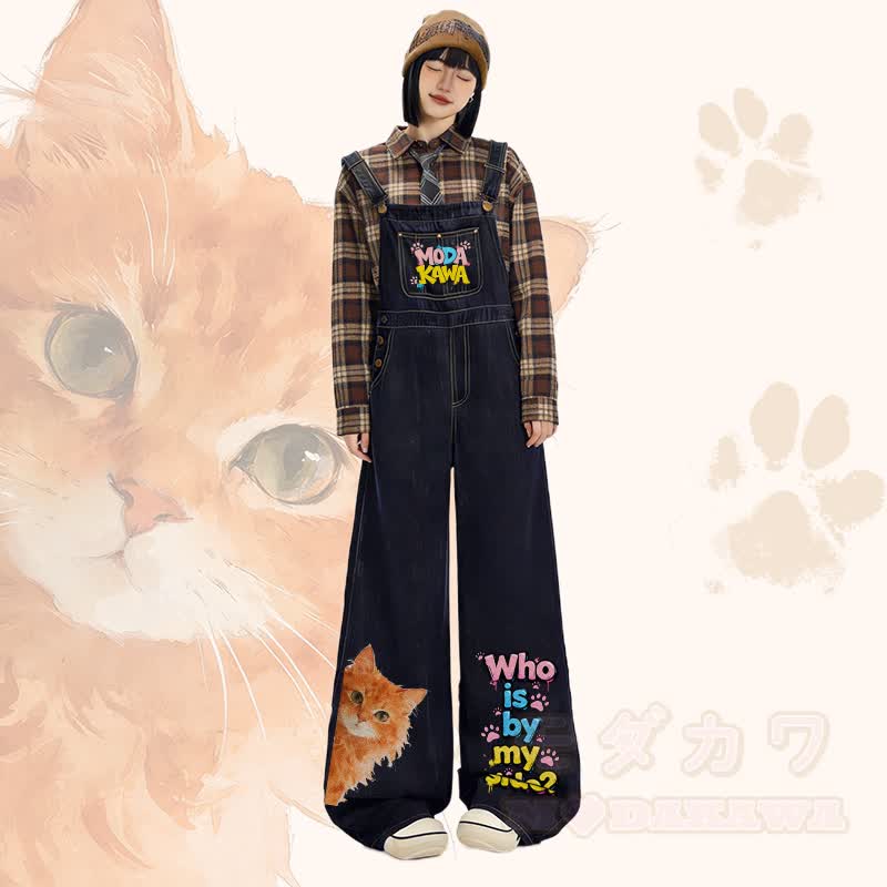 WER IST AN MEINER SEITE? Orangefarbenes kariertes Hemd mit Katzenmotiv, weit geschnittene Jeans-Latzhose, passendes Outfit von Modakawa - image 2