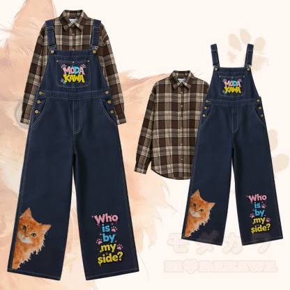 WER IST AN MEINER SEITE? Orangefarbenes kariertes Hemd mit Katzenmotiv, weit geschnittene Jeans-Latzhose, passendes Outfit von Modakawa - Satz A - XL - image 1