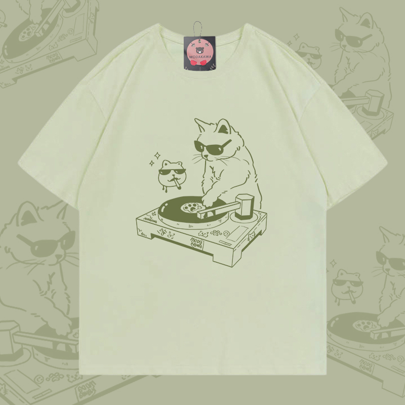 DJ Cat Graphic Modakawa 100% Baumwoll-T-Shirt - Milky Green - 5XL - image 1