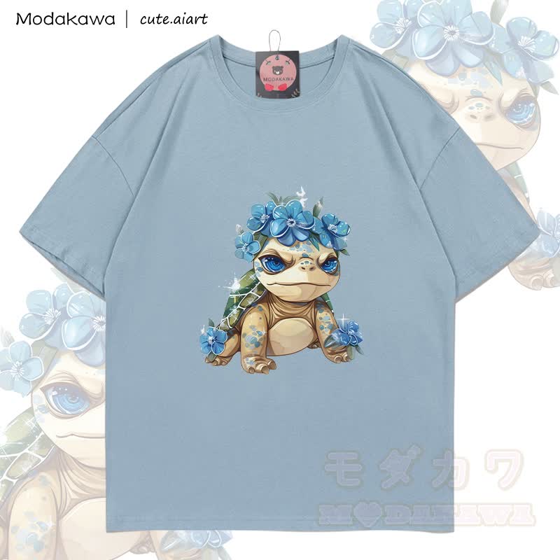 MODAKAWA X cute.aiart Schildkröten-Grafik T-Shirt aus 100 % Baumwolle - Hellgraublau - 5XL - image 1