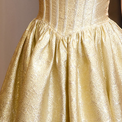 Schulterfreies, bauschiges Abendkleid - image 6