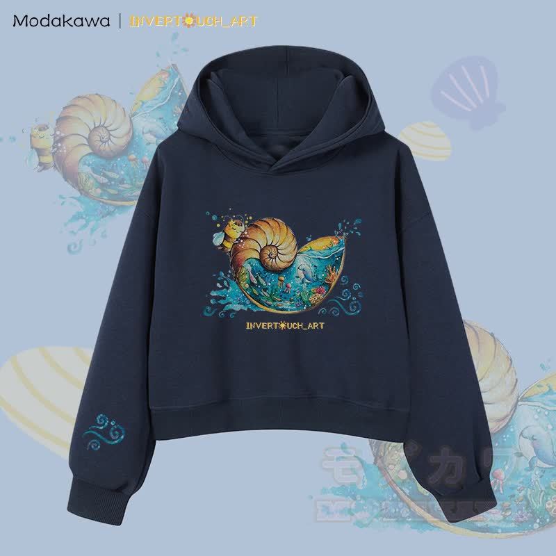 MODAKAWA X INVERTOUCH_ART Ocean Shell Bee Graphic Modakawa Cropped Cotton Hoodie - Purpurblau B - 3XL - image 2