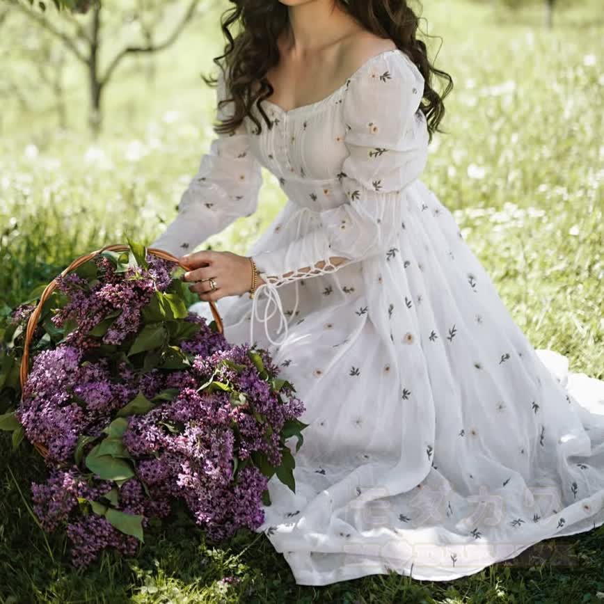 Weißes, floral besticktes Chiffon-Maxikleid mit Puffärmeln, eckigem Ausschnitt und Cottagecore-Stil - image 2