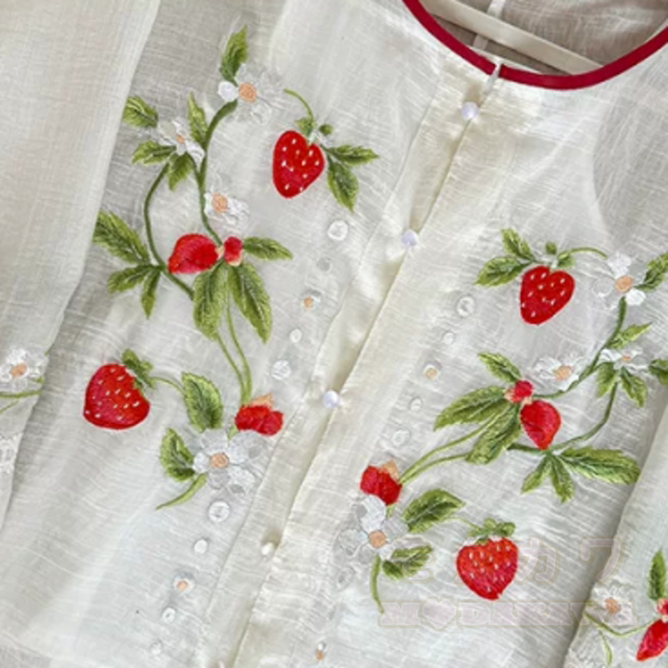 Hanfu-Set mit Erdbeerstickerei: Zweiteiliges Set aus Oberteil und Rock - image 4