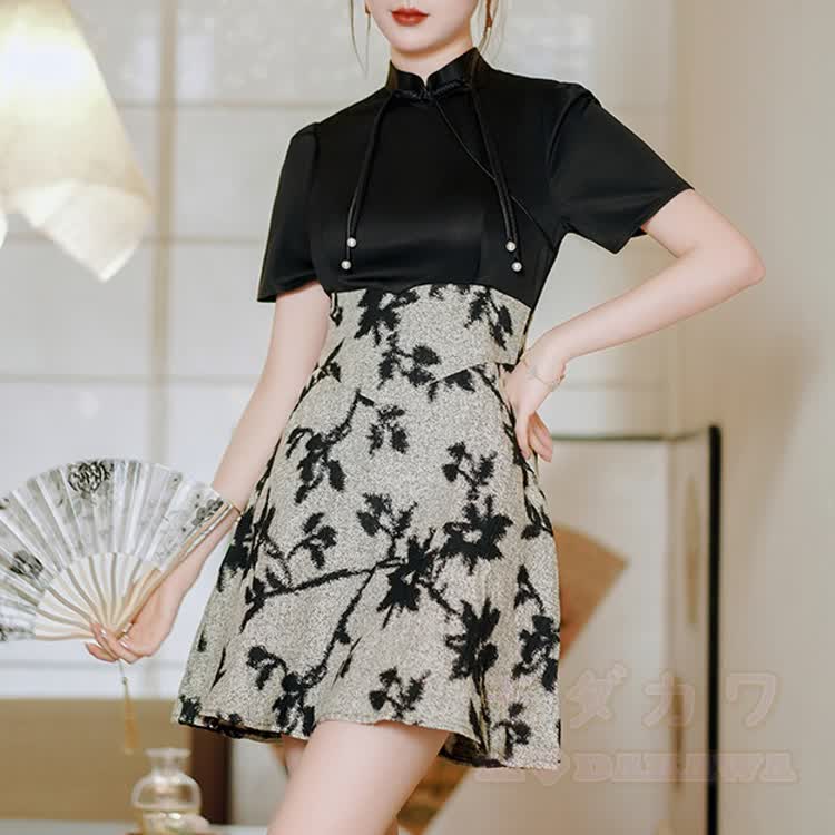 Cheongsam-Kleid im chinesischen Stil mit Mandarin-Kragen und Patchwork-Elementen - image 3
