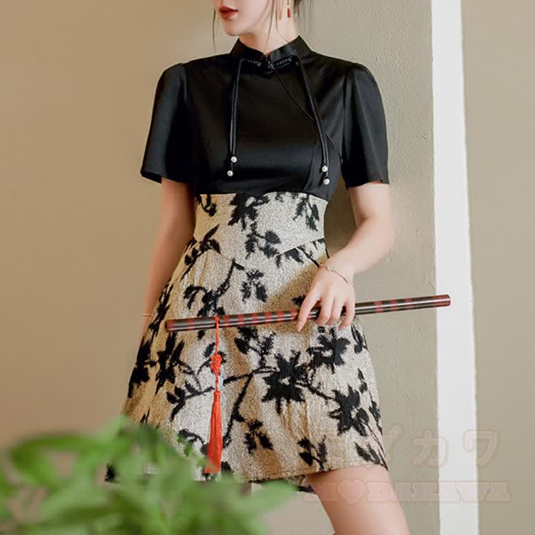 Cheongsam-Kleid im chinesischen Stil mit Mandarin-Kragen und Patchwork-Elementen - image 1