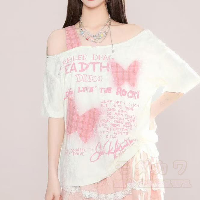 Ein schulterfreies Top mit Schmetterlingsgrafik, dazu passender Faltenrock und Outfit - image 2