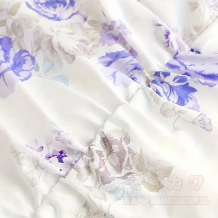 Minikleid mit Blumenmuster, Schulterpartie, Raffungen und Rüschen - image 2