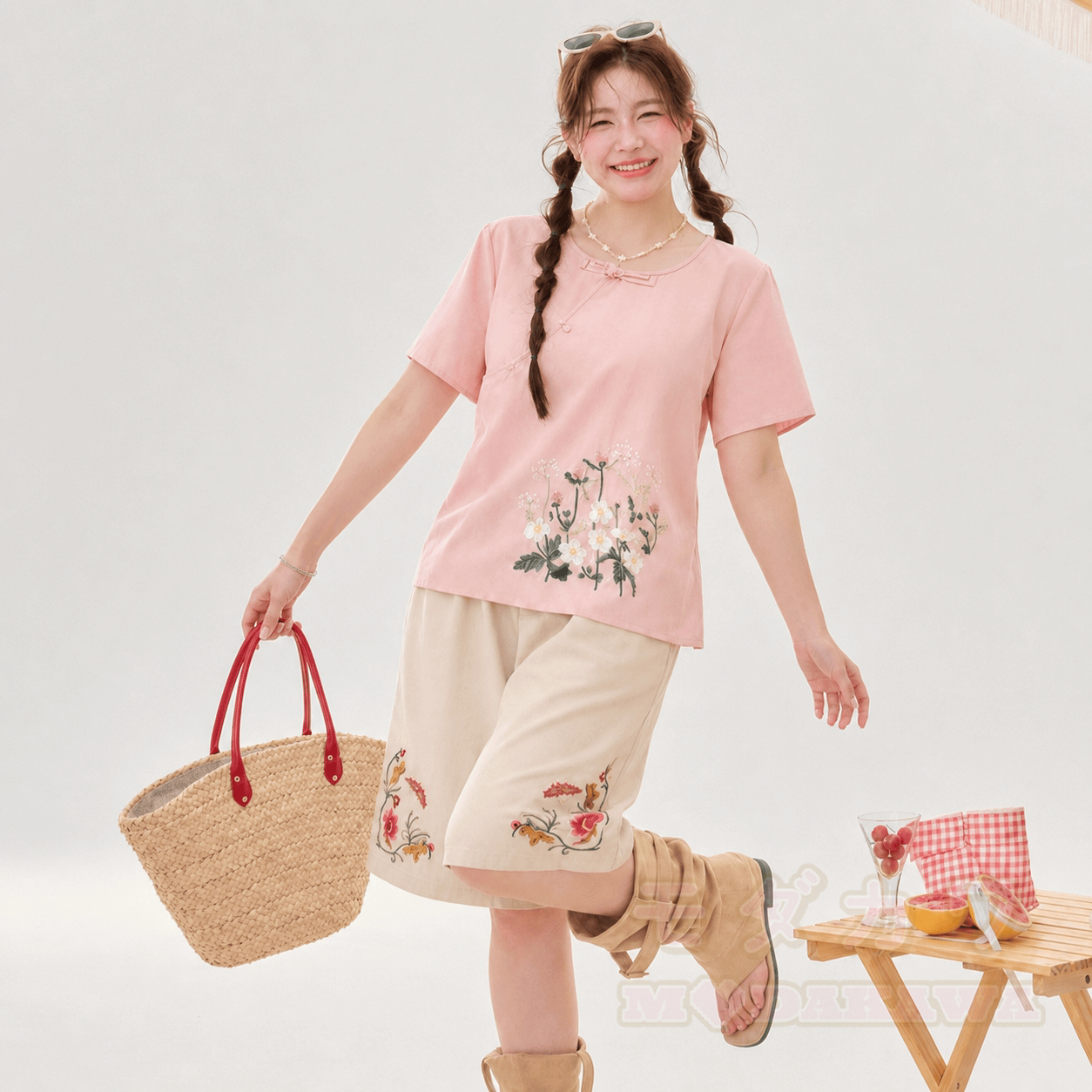 Zweiteiliges Set im chinesischen Stil: Oberteil mit Blumenstickerei und kurze Hose mit weitem Bein - image 1