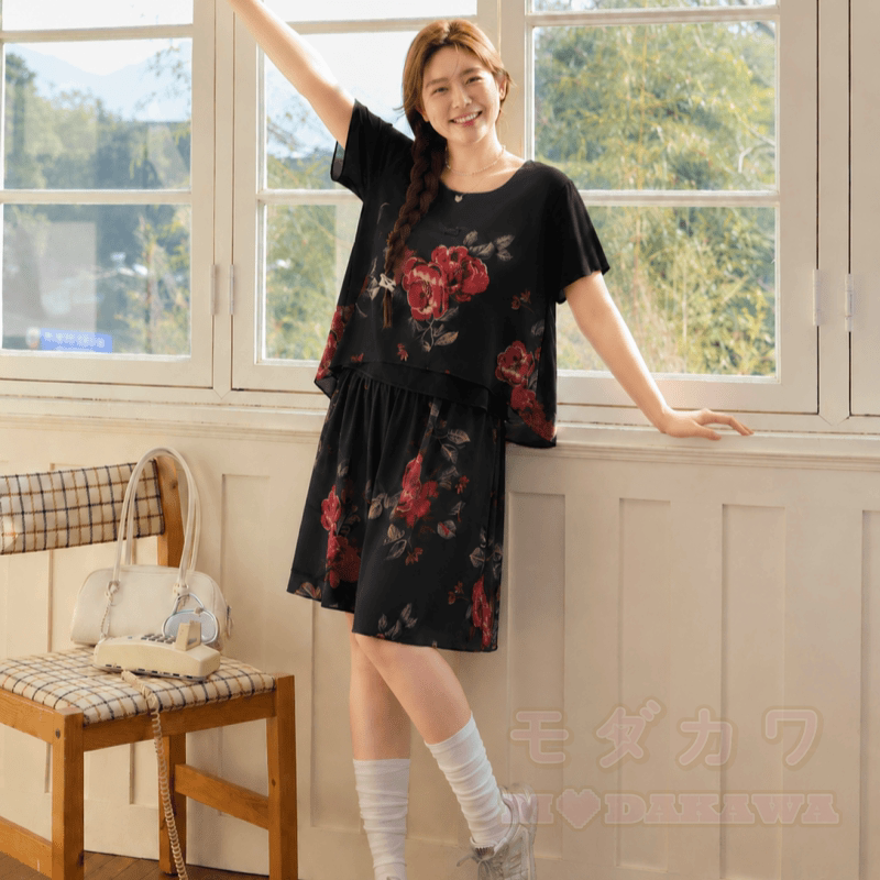 Zweiteiliges Set aus Oberteil mit Blumenmuster und kurzer, weit geschnittener Hose. - image 2