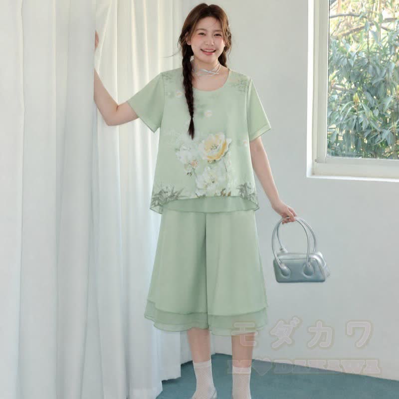 Zweiteiliges Set aus Chiffon-Top mit Blumenmuster und kurzer, weit geschnittener Hose. - image 2