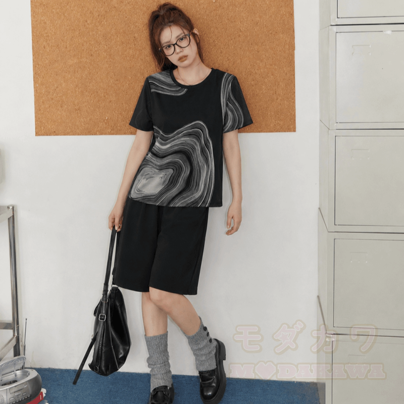 Zweiteiliges Set: Oberteil mit Wellenmuster, kurze Hose mit weitem Bein - image 2