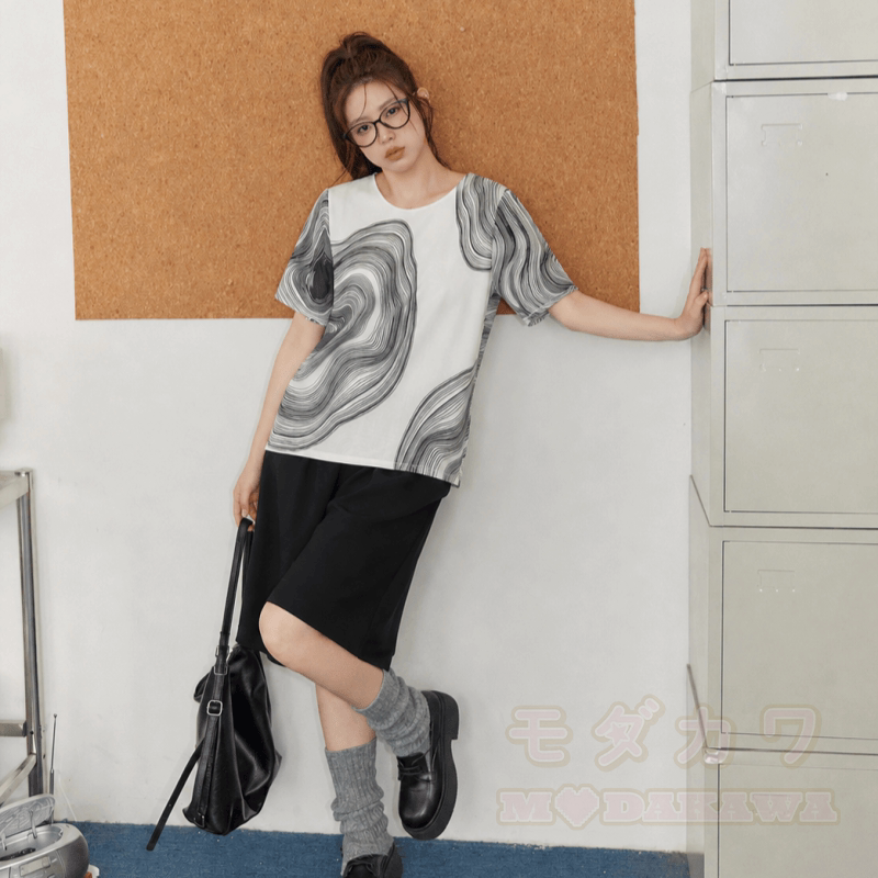 Zweiteiliges Set: Oberteil mit Wellenmuster, kurze Hose mit weitem Bein - image 1