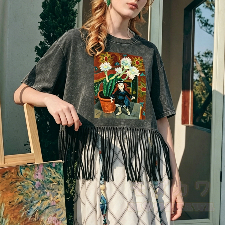 Modakawa T-Shirt mit gewaschenen Fransen und Grafikdesign - image 1