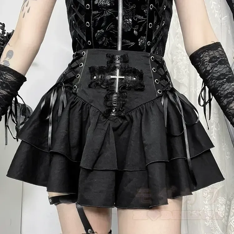Schwarzes Modakawa-Top mit Katzenmotiv, One-Shoulder-Top mit Rüschenminirock und Plüschanhänger - image 20
