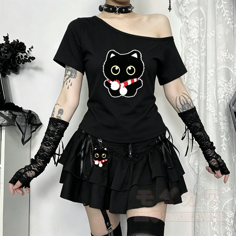 Schwarzes Modakawa-Top mit Katzenmotiv, One-Shoulder-Top mit Rüschenminirock und Plüschanhänger - image 1