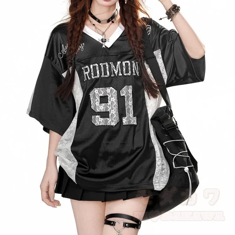 Oversized-T-Shirt mit V-Ausschnitt und Zahlengrafik - Schwarz - 5XL - image 2