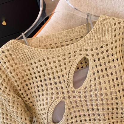 Dreiteiliges Set aus khakifarbenem Langarmshirt, Camisole-Top und asymmetrischem Rock - image 7