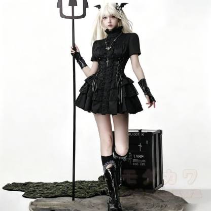 Süßes, zierliches Gothic-Kleid mit hohem Kragen, Schnürung und kurzen Ärmeln - Kleid - L - image 1