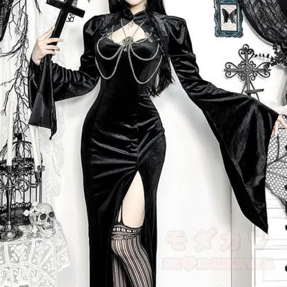 Gothic-Kleid aus dunklem Samt mit ausgestellten langen Ärmeln - image 1
