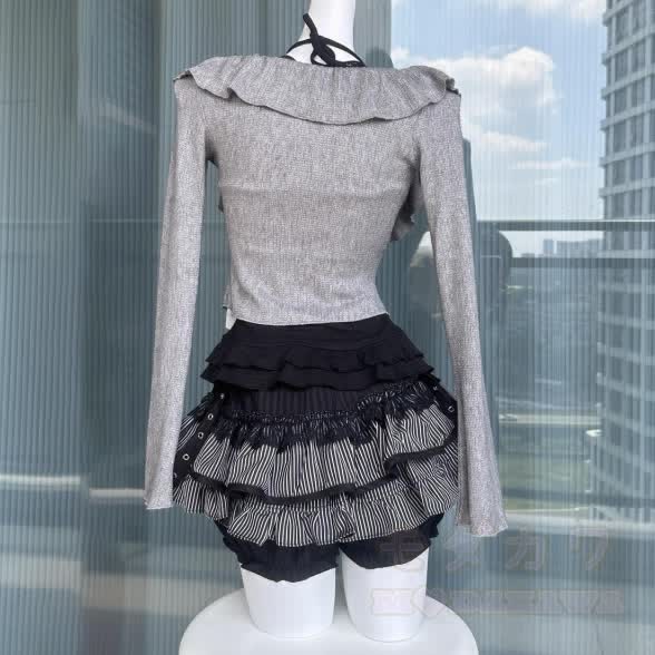 Schwarzes Spitzen-Cami-Top mit grauer Strickjacke und Minirock – dreiteiliges Set - image 4