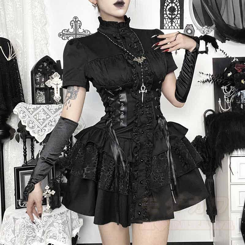 Süßes, zierliches Gothic-Kleid mit hohem Kragen, Schnürung und kurzen Ärmeln - image 3