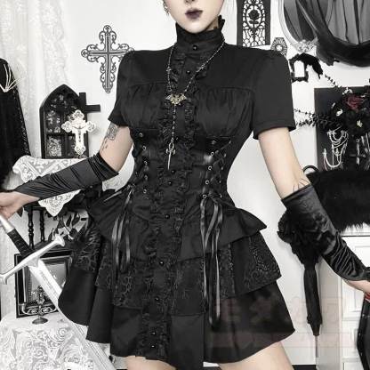 Süßes, zierliches Gothic-Kleid mit hohem Kragen, Schnürung und kurzen Ärmeln - image 2