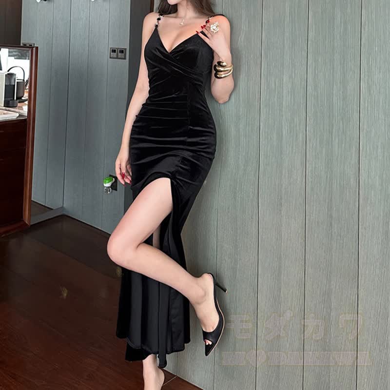 Gothic-Kleid aus dunklem Samt mit ausgestellten langen Ärmeln - image 7