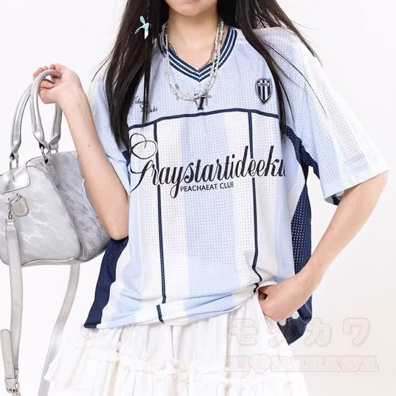 Vintage-T-Shirt aus gestreiftem Mesh-Jersey mit V-Ausschnitt, locker geschnitten und sportlich, kurzärmelig - image 1