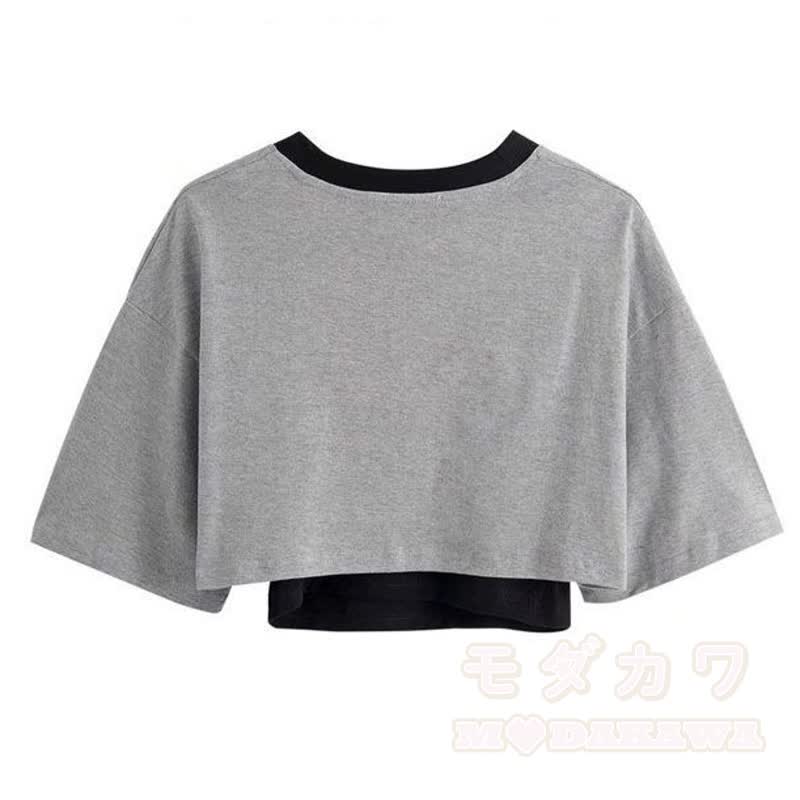 T-Shirt mit gotischem Buchstabenprint, Stufenrock mit Kettenrüschen - image 3